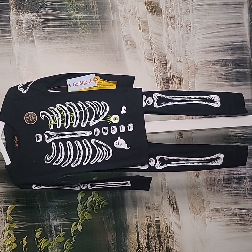New with tag! Cat & Jack kids size 6 glow in dark Halloween skeleton pajamas set